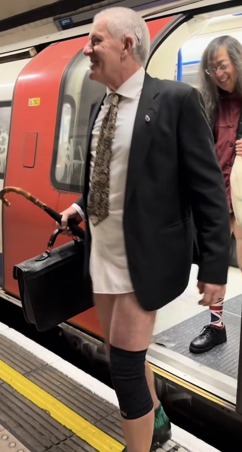 Londra'da Underground Ve Trenler Pantolonsuz-1