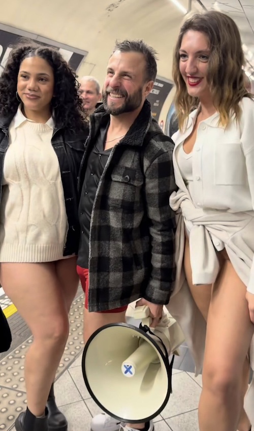 Londra'da Underground Ve Trenler Pantolonsuz 5