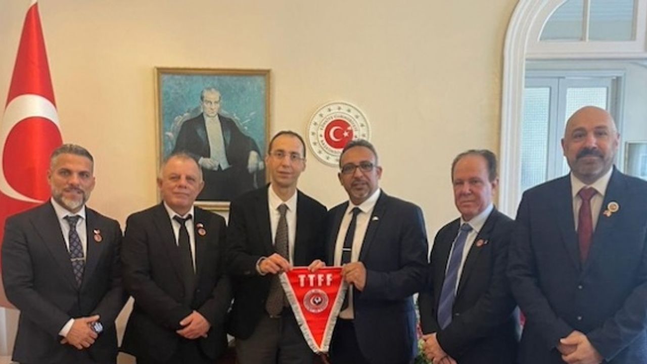 Türk Toplumu Futbol Federasyonu Londra Baṣkonsolosu Atahan'ı ziyaret etti