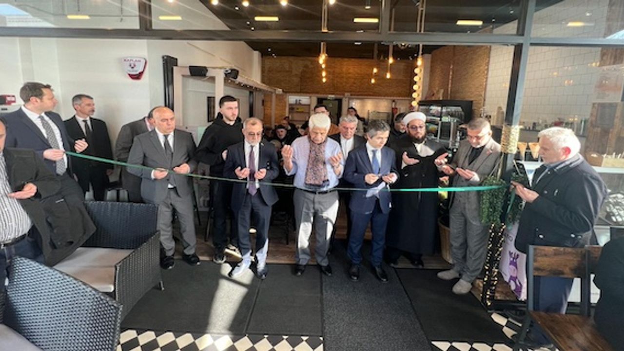 Londra Stoke Newington'da Eatique Cafe açılış kurdelasını kesti