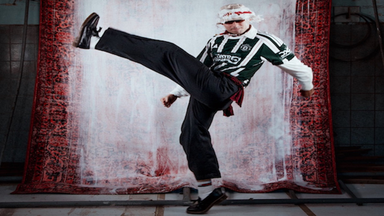 İngiltere'li Türk Onur, piyasaya çıkacak şarkısı DELİ 1’la yine ters köşe yaptı.