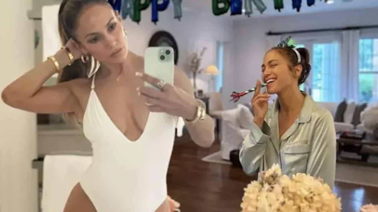 55 yaşına giren Jennifer Lopez'den cesur poz