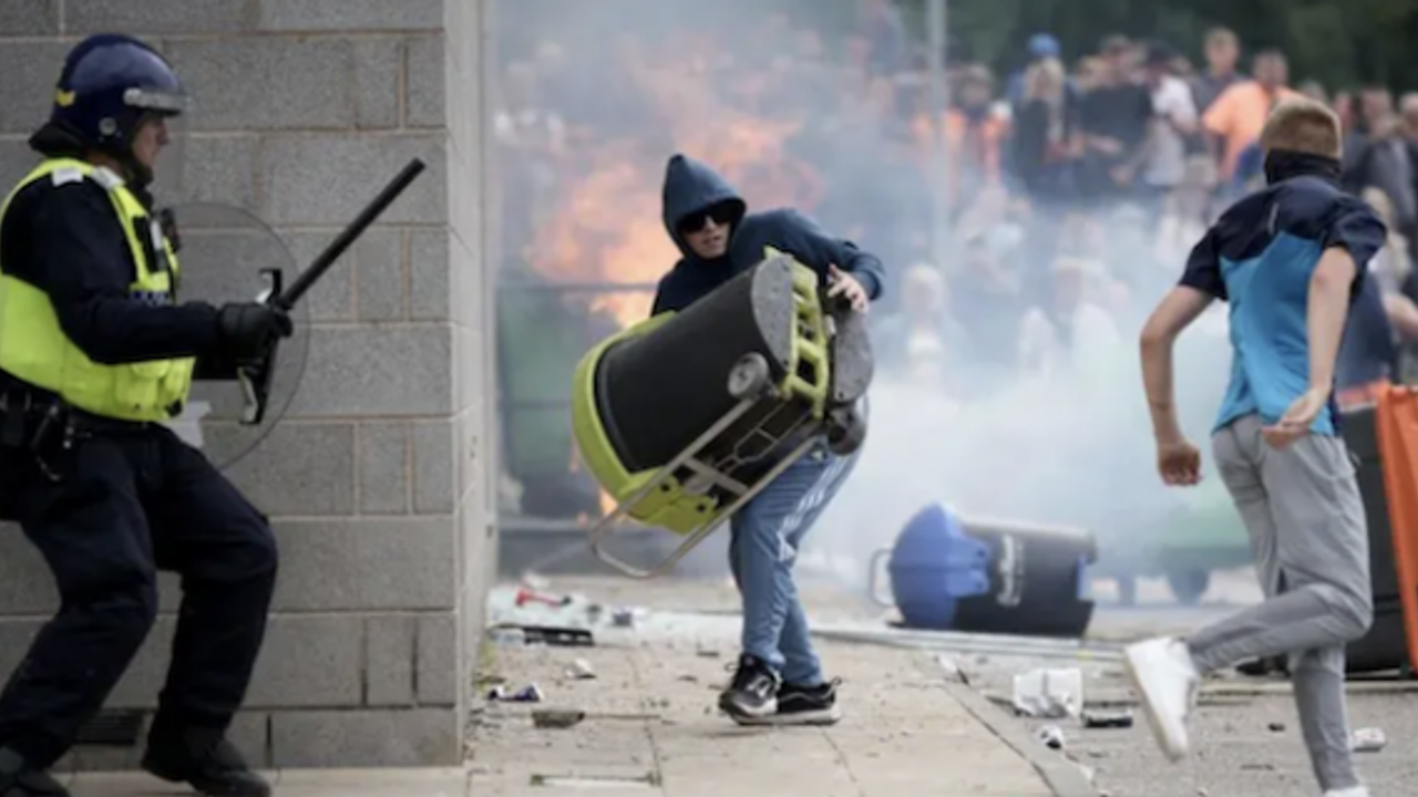 Hampshire Aldershot'ta 13 yaşındaki kız çocuğu aşırı sağcı şiddet eylemlerinden suçlu bulundu