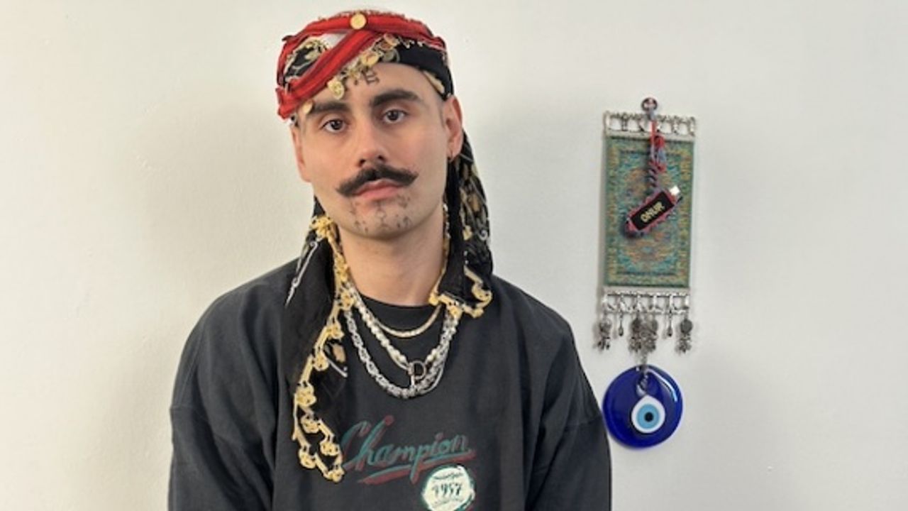 TÜRKİYE’DE GÖZLEMLEDİĞİ ÇARPIKLIKLARA GÖNDERMELERLE DOLU BİR ŞARKI, ALATURKA