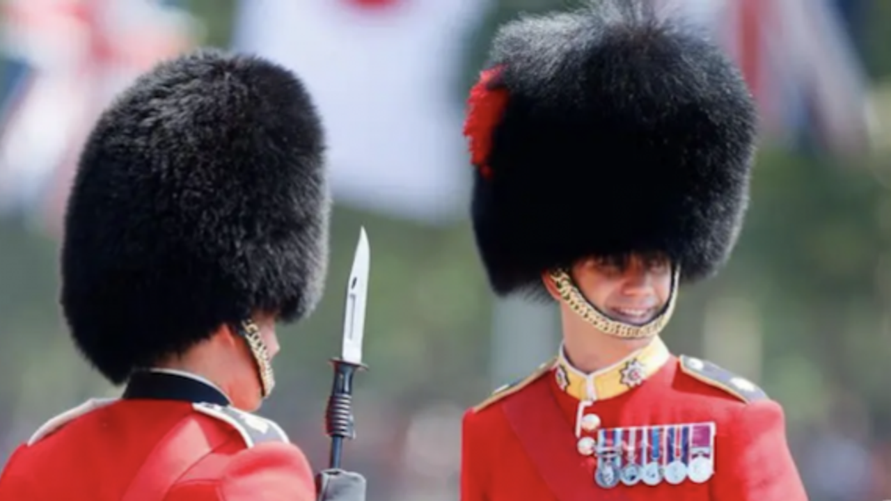 İngiltere’de Buckingham Sarayı’daki askerlerin giydiği pahalı şapkalar gündem oldu