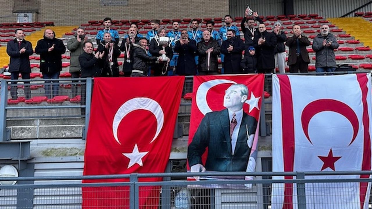 Belçika ile İngiltere Türk Toplumu Federasyonları Londra’da dostluk maçı yaptı 