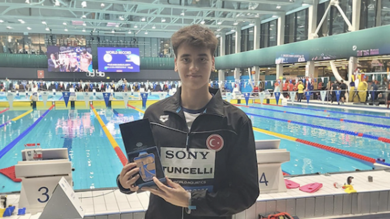 Türk Milli yüzücü 17 yaşındaki Kuzey Tunçelli dünya üçüncüsü oldu