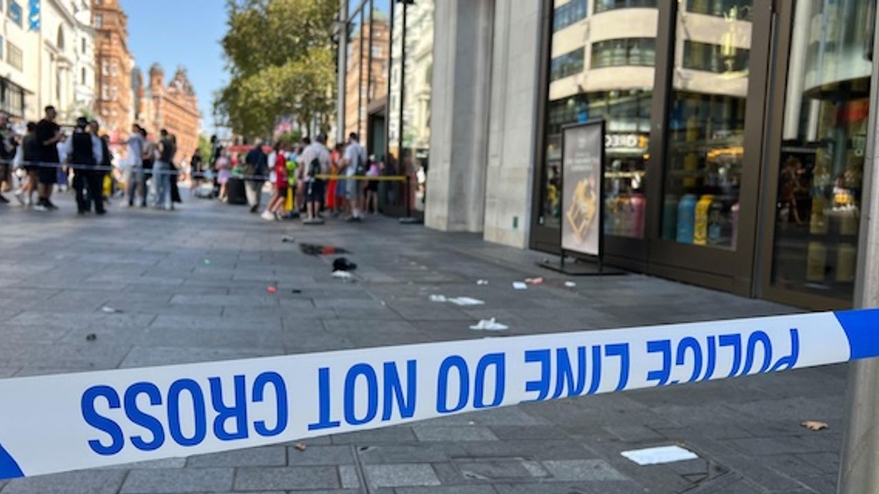 Londra'nın güneyindeki gelen bıçaklama olayında dört kişinin yaralandı