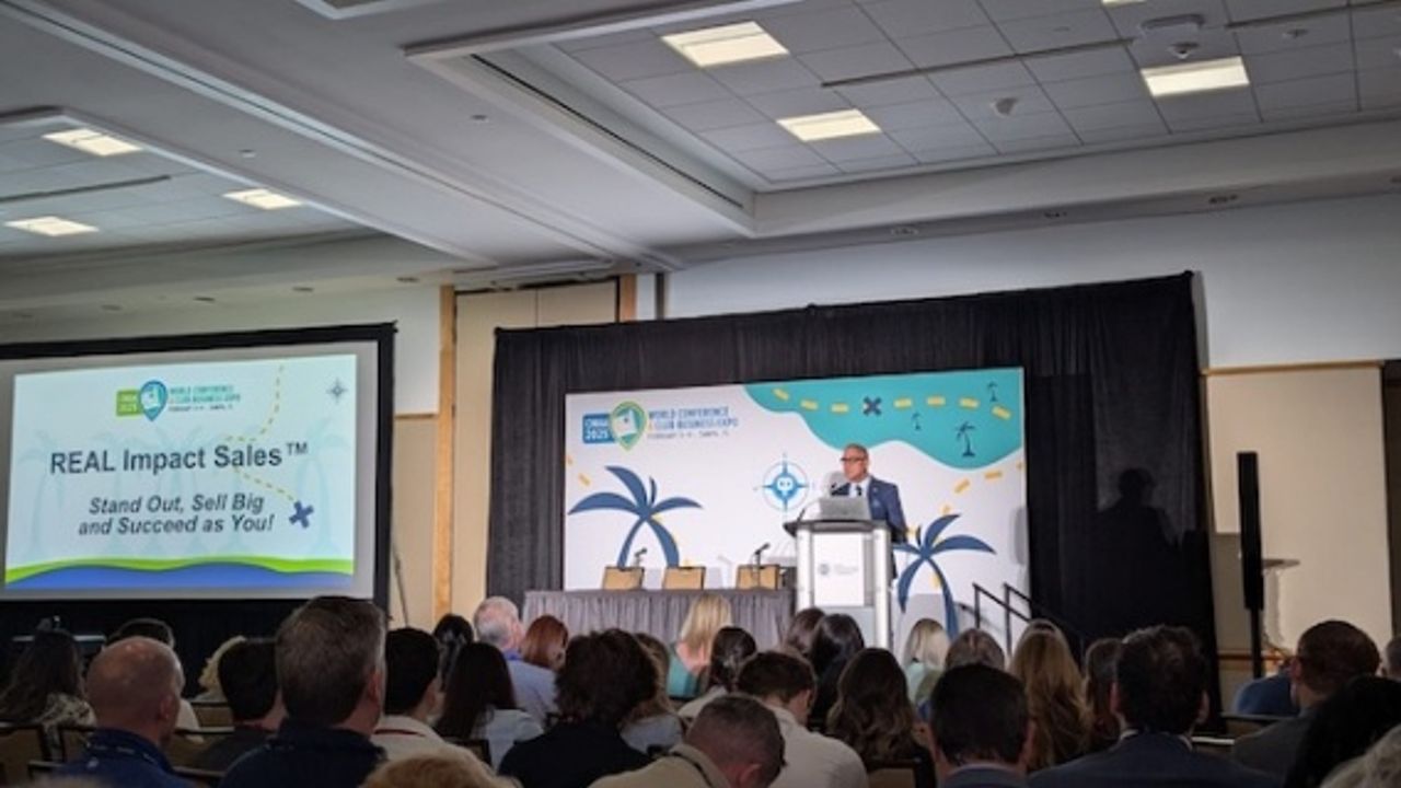 Amerika Florida'da Konferansa katılan Türk turizm yöneticisi Kürşat Alkan ödül aldı