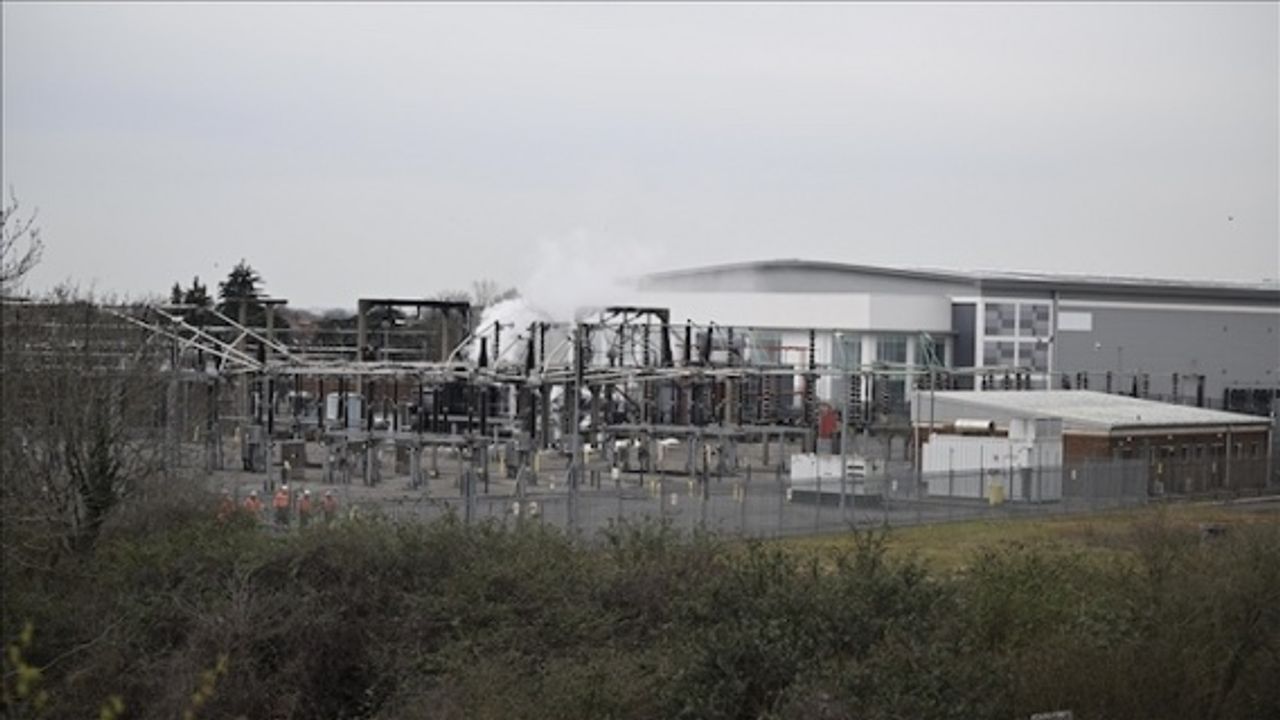 Londra Heathrow Havalimanı, elektrik kesintisi nedeniyle gece yarısına kadar kapatıldı