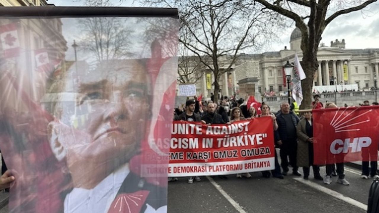 Yedi bin Londralı Ekrem İmamoğlu için İngiltere Başbakanlık Binasına yürüdü