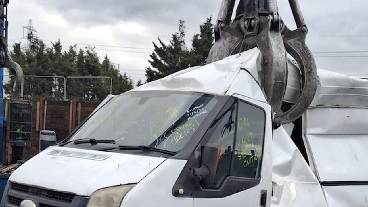 Enfield Belediyesi kaçak çöp döken araçlara el koydu ve araçları ezdi