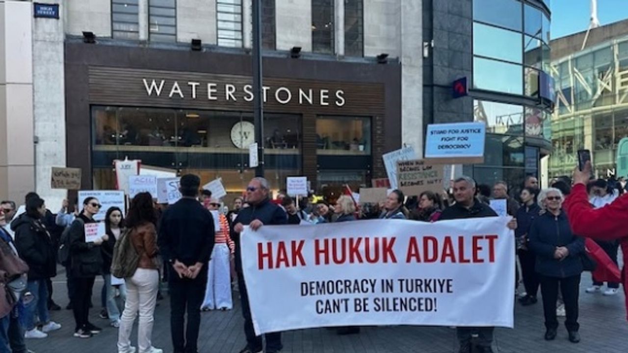 Yüzlerce Birmingham'lı yurtsever Türk, Hak Hukuk Adalet çağrısı yaptı