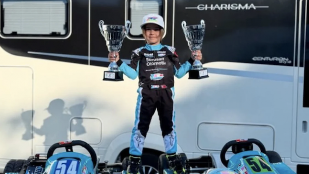 Zayn Sofuoğlu, İngiltere'de final yarışlarında 3'üncü ve 2'nci oldu