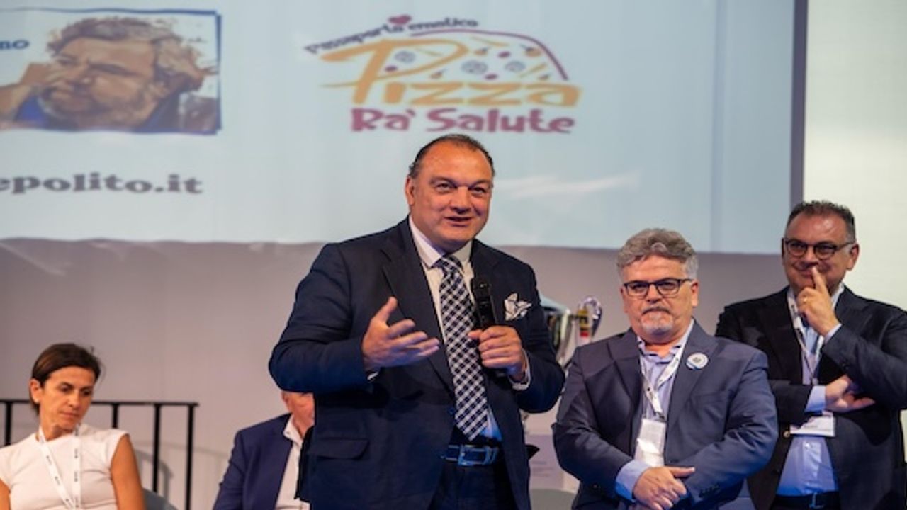 Dündar Keşaplı'ya Napoli'de düzenlenen törende Fioravante Polito Vakfı'ndan prestijli ödül