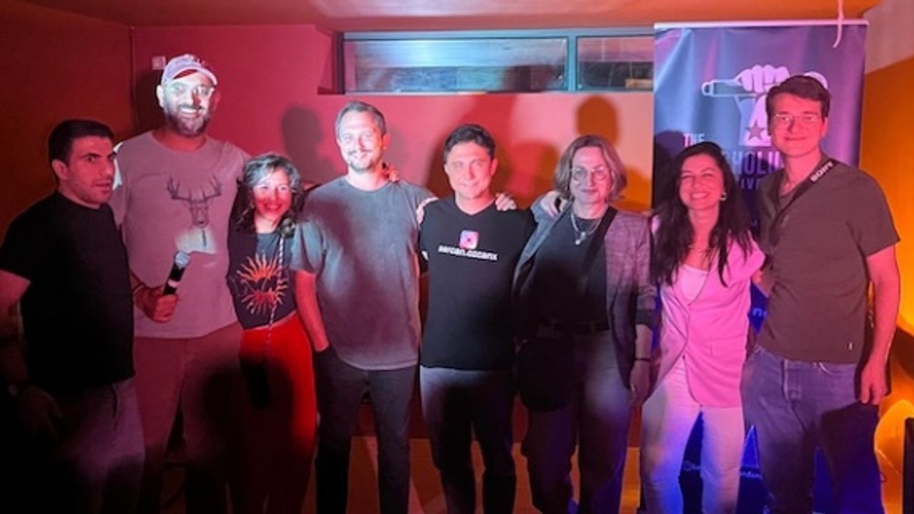 Laugholution Komedi Kulübü’nden Türkçe Açık Mikrofon Gecesi