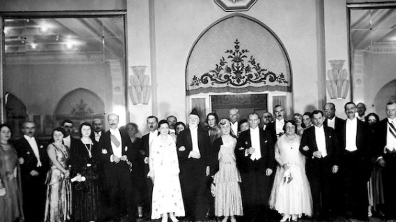 Bretz Interiors and Furniture, Londra’daki Gençlerle Birlikte 29 Ekim Cumhuriyet Bayramı’nı Kutluyor