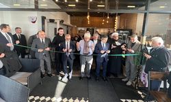 Londra Stoke Newington'da Eatique Cafe açılış kurdelasını kesti