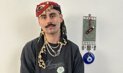 TÜRKİYE’DE GÖZLEMLEDİĞİ ÇARPIKLIKLARA GÖNDERMELERLE DOLU BİR ŞARKI, ALATURKA