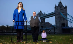 İngiltere’nin başkenti Londra’da Dünyanın en uzun ve en kısa kadını buluştu