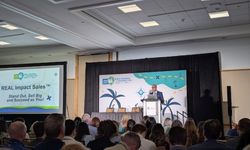 Amerika Florida'da Konferansa katılan Türk turizm yöneticisi Kürşat Alkan ödül aldı