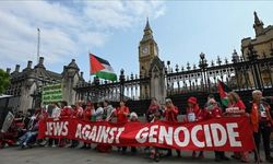 İngiltere parlamento binasına Gazze için sembolik kırmızı duvar
