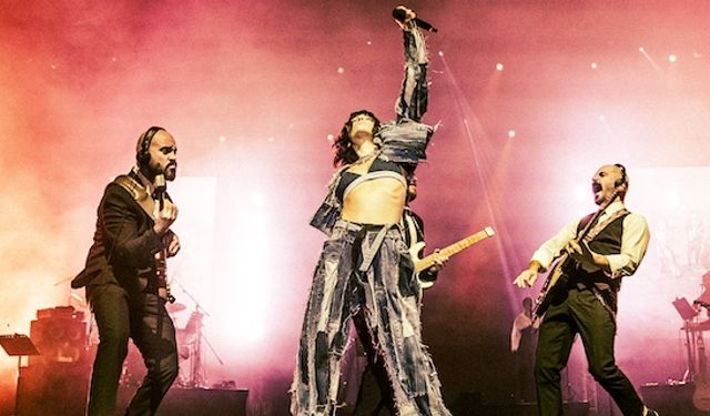 Zeynep Bastık sahneyi danslarıyla yaktı geçti