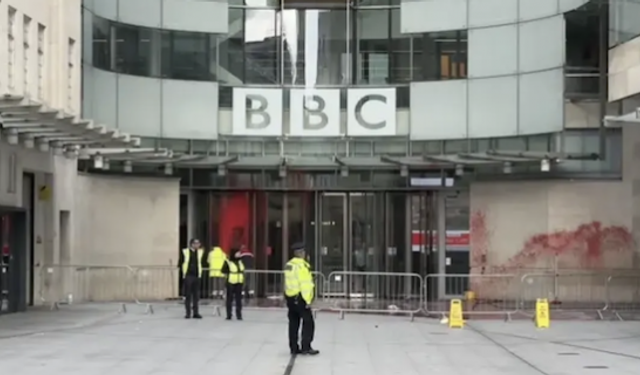 Londra Metropolitan Polisi, BBC'nin binası önünde toplanmayı engelledi