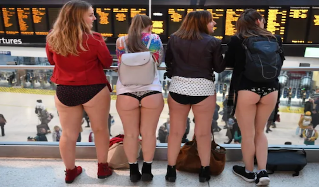 PANTOLONSUZ METRO TURU PAZAR GÜNÜ LONDRA'DA