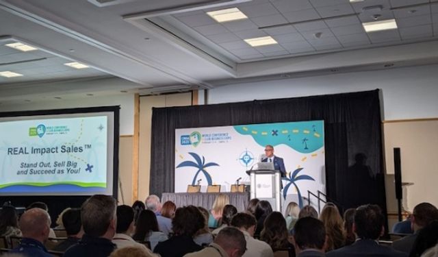 Amerika Florida'da Konferansa katılan Türk turizm yöneticisi Kürşat Alkan ödül aldı