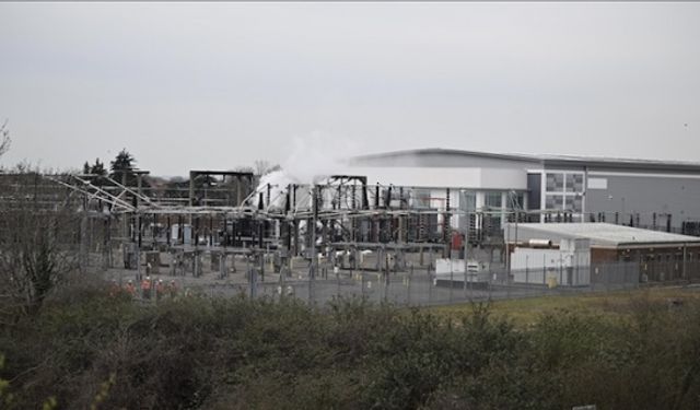 Londra Heathrow Havalimanı, elektrik kesintisi nedeniyle gece yarısına kadar kapatıldı