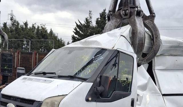 Enfield Belediyesi kaçak çöp döken araçlara el koydu ve araçları ezdi