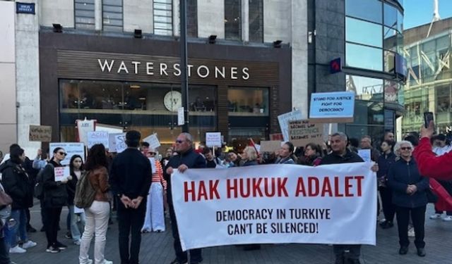 Yüzlerce Birmingham'lı yurtsever Türk, Hak Hukuk Adalet çağrısı yaptı