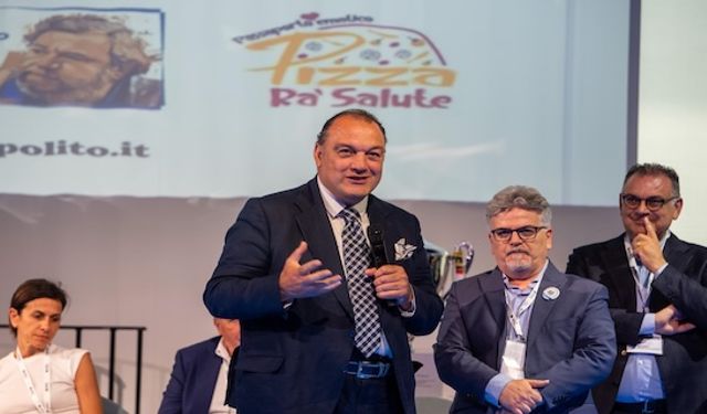 Dündar Keşaplı'ya Napoli'de düzenlenen törende Fioravante Polito Vakfı'ndan prestijli ödül