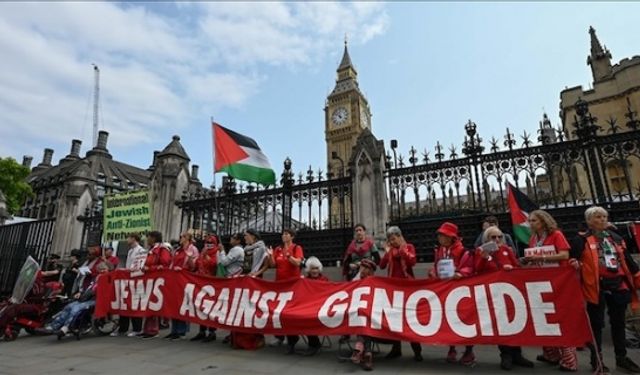 İngiltere parlamento binasına Gazze için sembolik kırmızı duvar