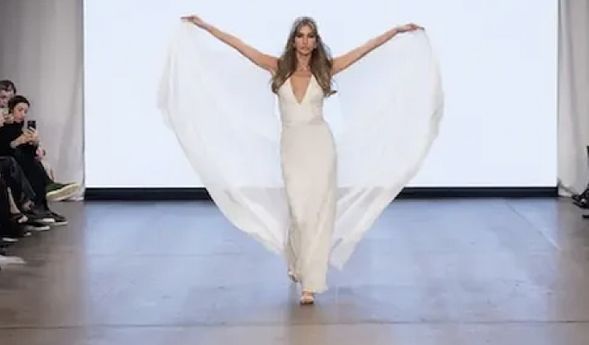 Londra Moda Haftası’nda 46 yaşındaki manken Çağla Şıkel yürüdü