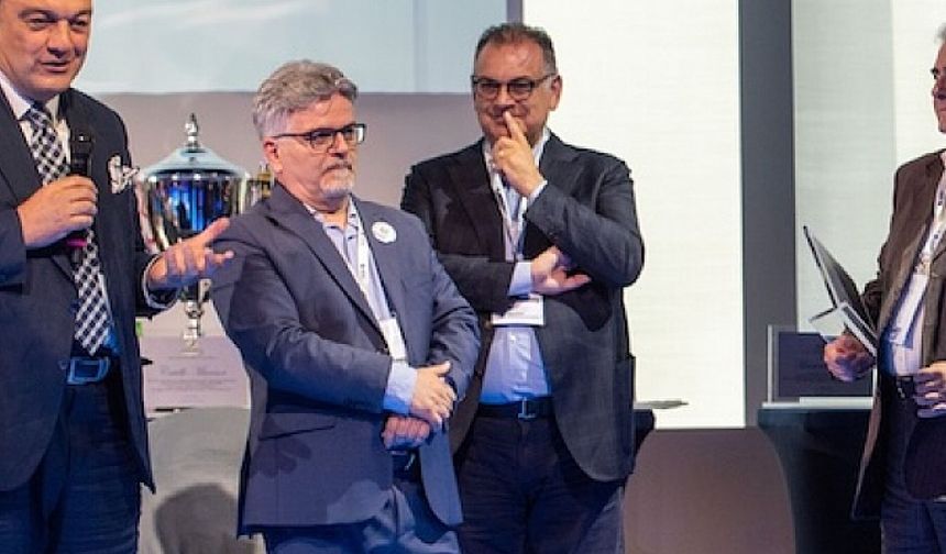 Dündar Keşaplı'ya Napoli'de düzenlenen törende Fioravante Polito Vakfı'ndan prestijli ödül